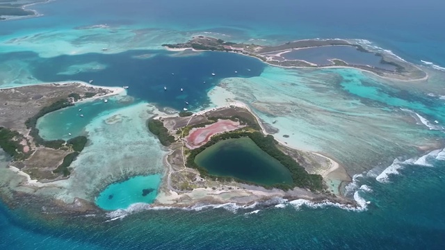 空中全景热带岛屿和加勒比海浅绿色水域视频素材