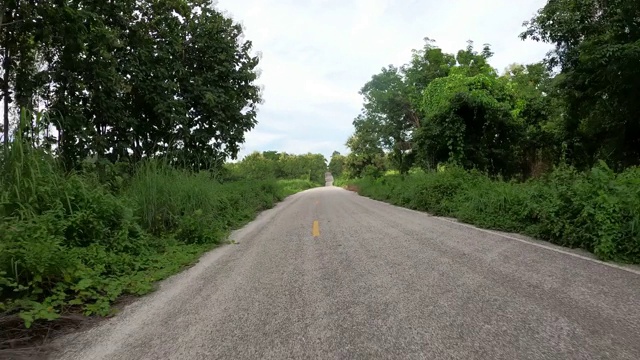 在乡村道路上驾驶视频素材