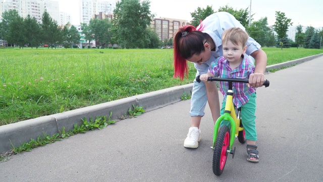 妈妈教儿子骑马视频素材