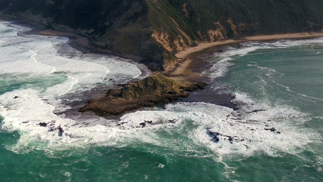 从空中俯瞰海湾中露出水面的岩石视频素材