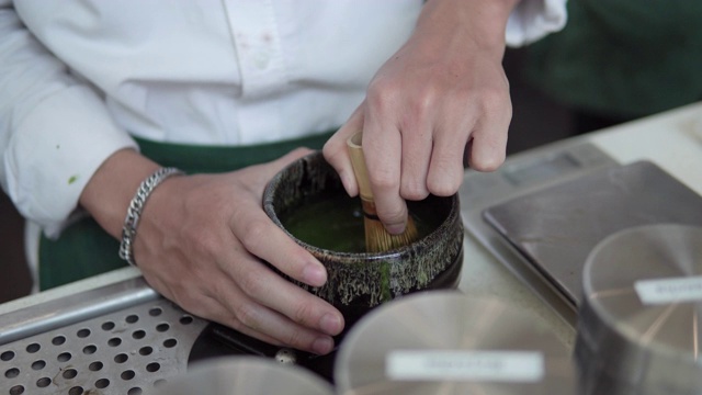 绿茶抹茶，传统竹打蛋器。视频素材