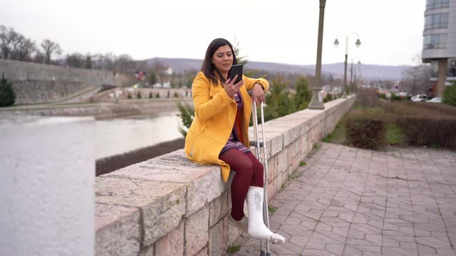 石膏脚的女人在打电话视频素材