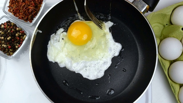 将鸡蛋倒入热锅中，煎鸡蛋。炒鸡蛋做饭。视频素材