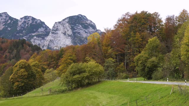 风景如画的巴伐利亚山村在一个绿色的山丘上视频素材