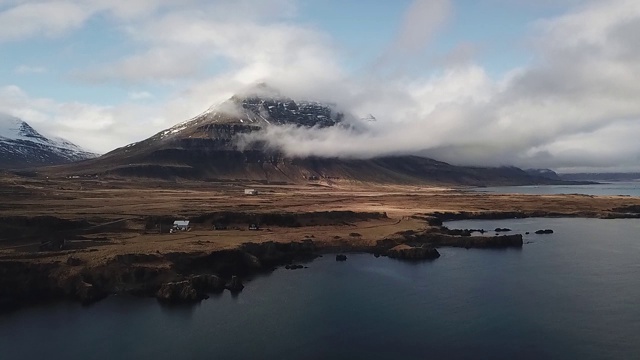 东部Eskifjordur冰岛。无人机飞过峡湾飞向山上。视频素材