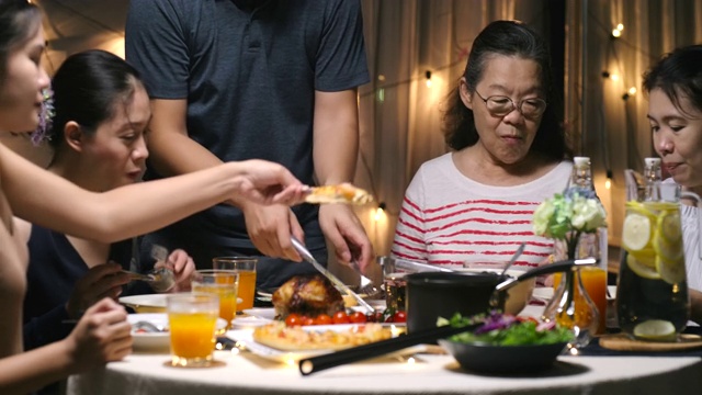 家庭聚餐在庆祝的晚上，在房子里。视频素材