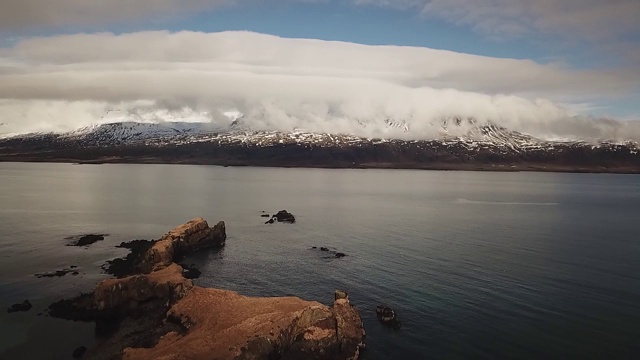 东部Eskifjordur冰岛。无人机在低云中飞过峡湾视频素材