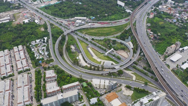 带环岛的公路交汇处鸟瞰图。桥梁道路在建筑结构和交通理念上呈环形。前视图。城市城市，曼谷日落，泰国。视频素材