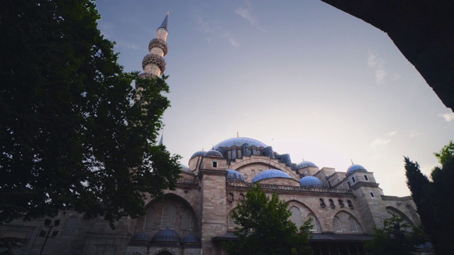 苏莱曼清真寺(土耳其语:Suleymaniye Camii)是位于土耳其伊斯坦布尔的一座16世纪的大清真寺，由宏伟的苏莱曼建造视频素材