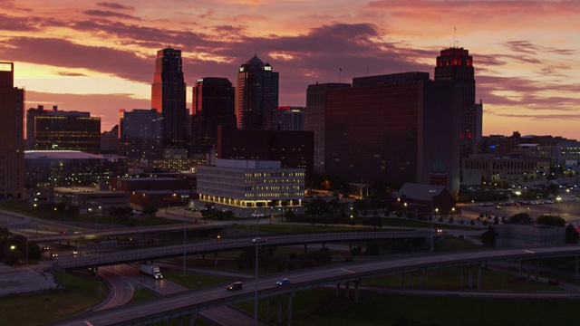 夜间市区外交通KCMO -空中交通视频素材