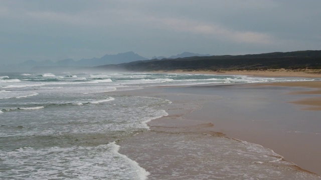 沿海岸线的海浪鸟瞰图视频素材