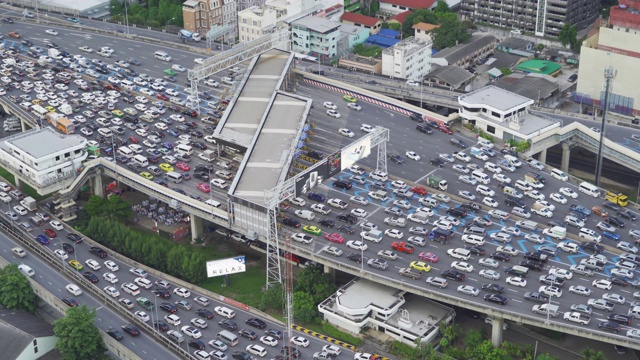 鸟瞰图繁忙的汽车与交通堵塞在高峰时间的高速公路街道上的桥在曼谷市中心，城市城市在日落时，泰国。交叉路口。罗摩9号收费站视频素材