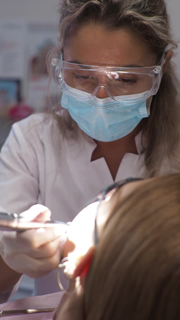 年轻女牙医在正畸医师接待处更换牙套抛光胶粘合视频素材