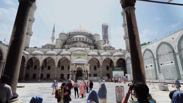 Sultanahmet Mosque main yard with tourist visitors in Istanbul苏丹艾哈迈德清真寺主庭院与游客在伊斯坦布尔视频素材