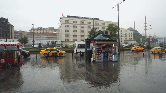 在伊斯坦布尔的米诺努区雨天，车流和乘客在码头附近等待轮渡视频素材