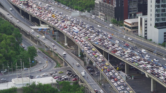 鸟瞰图繁忙的汽车与交通堵塞在高峰时间的高速公路街道上的桥在曼谷市中心，城市城市在日落时，泰国。交叉路口。罗摩9号收费站视频素材