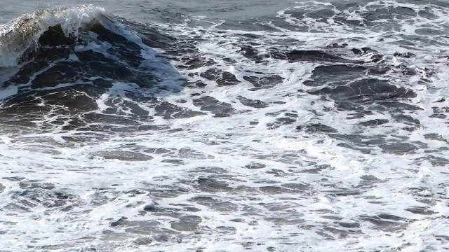 在刮风的一天海浪的特写。意大利撒丁岛视频素材