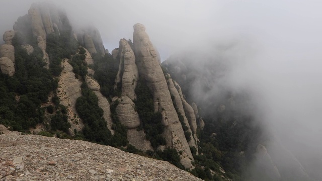 蒙特塞拉特一个有雾的日子视频-从Montgrós的观点，对运河的la LLum, Els Ecos, serrat de st Jeroni视频素材