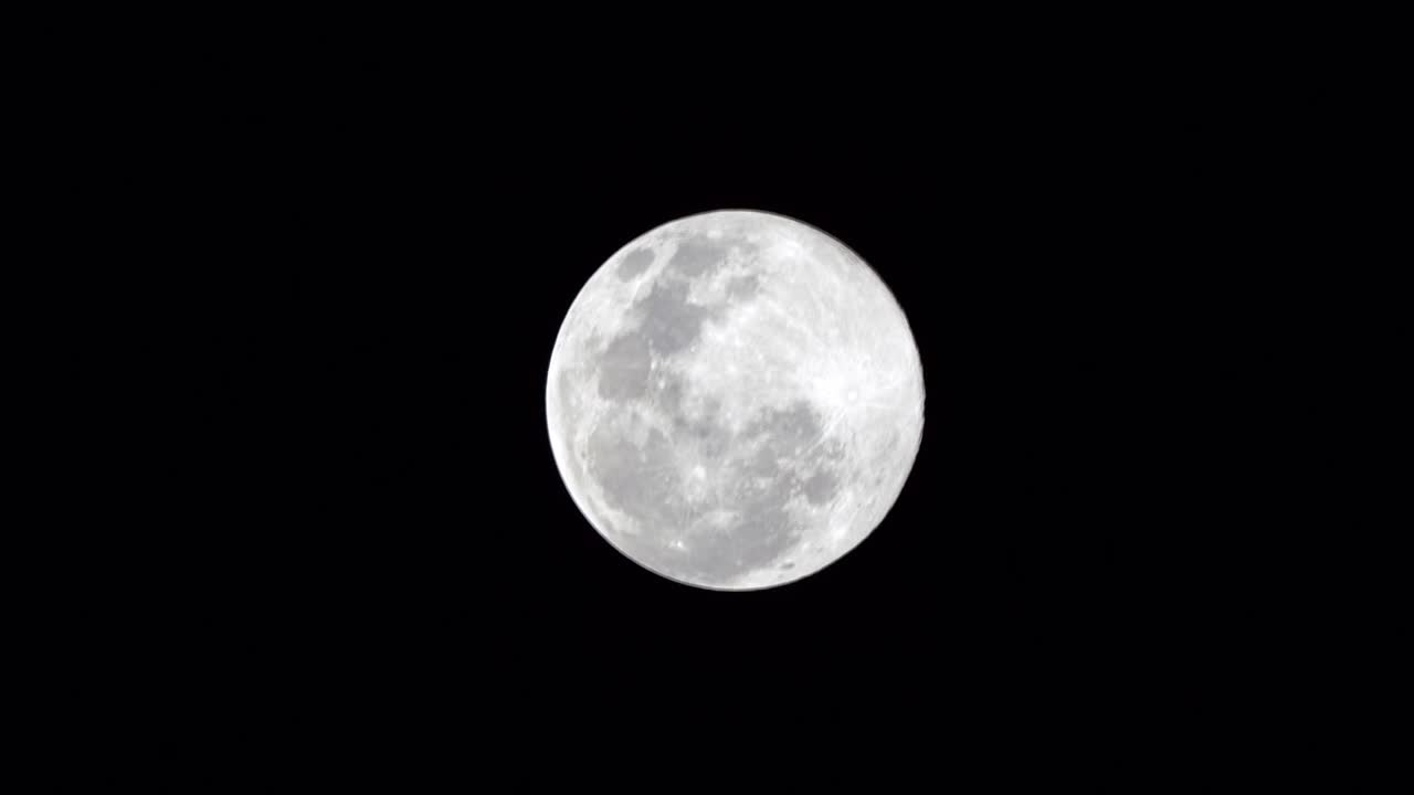 美丽的满月在夜空的背景视频素材