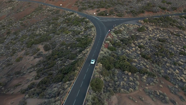 鸟瞰图。日落时分，一辆汽车在空旷的道路上驶向地平线视频素材