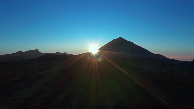 鸟瞰图。西班牙特内里费岛，加那利群岛，泰德火山上的日落视频素材