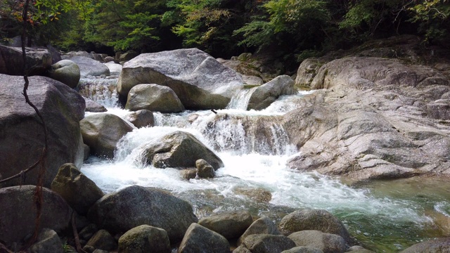 日本山上宁静的瀑布视频素材