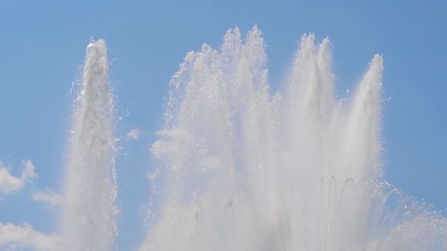 喷泉的水溅向蓝天——慢镜头视频素材