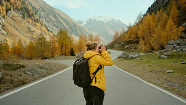 在史诗般的秋山中徒步旅行的女旅行者视频素材