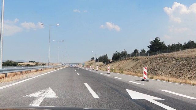 高速公路在夏日阳光明媚的日子里缓缓流逝视频素材