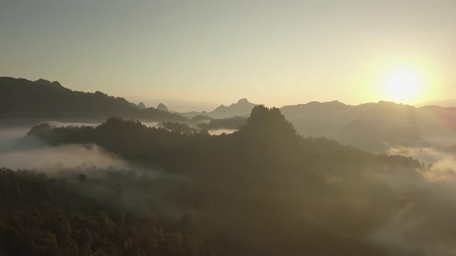 鸟瞰图的雾滚过流动在泰国北部的雨林山，Hyper lapse视频素材