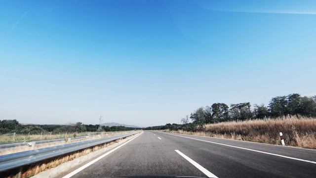 高速公路在夏日阳光明媚的日子里缓缓流逝视频素材