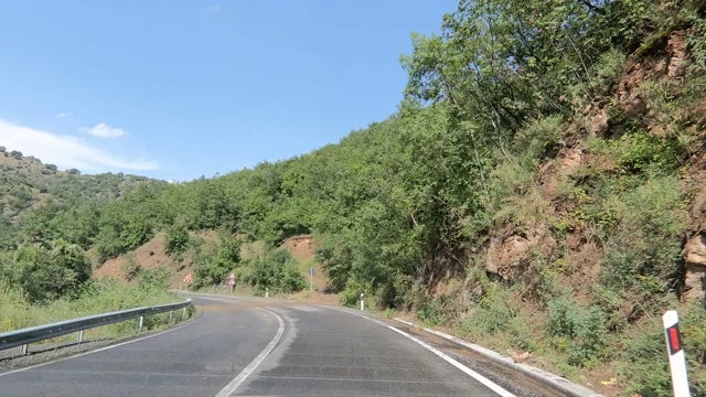 白天在乡村山路上开车的一段时间。观点。超圈个人透视视图视频素材