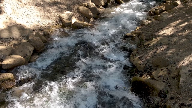 泡沫山流。清澈的冷水在岩石河里流动的特写镜头。视频素材