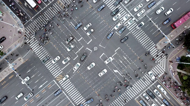 无人机视角的城市街道十字路口视频素材