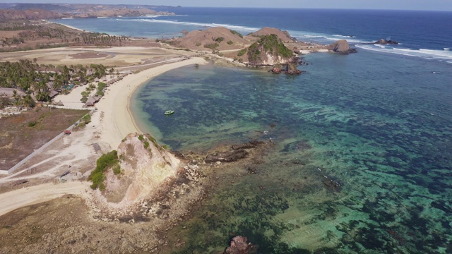 龙目岛南部戏剧性的海岸和海滩的航拍镜头视频素材