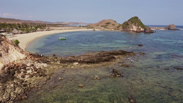 龙目岛南部戏剧性的海岸和海滩的航拍镜头视频素材