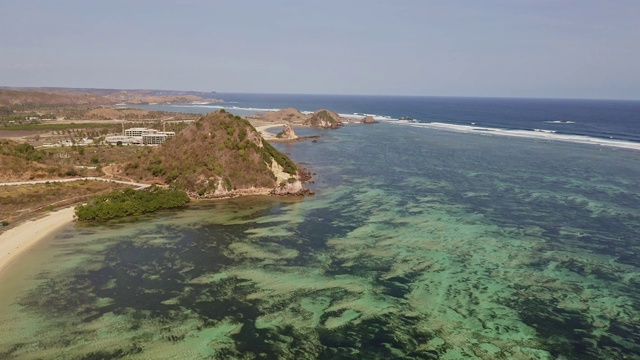 龙目岛南部戏剧性的海岸和海滩的航拍镜头视频素材