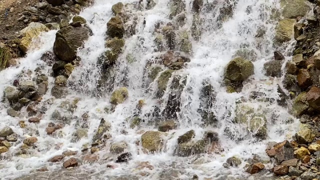 白色的水从山上流下来视频素材