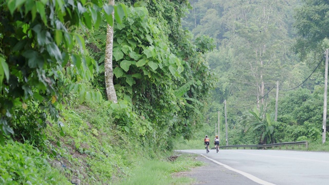 在乌鲁兰加农村地区的自行车骑公路旅行与2名女运动员骑手在早上视频素材