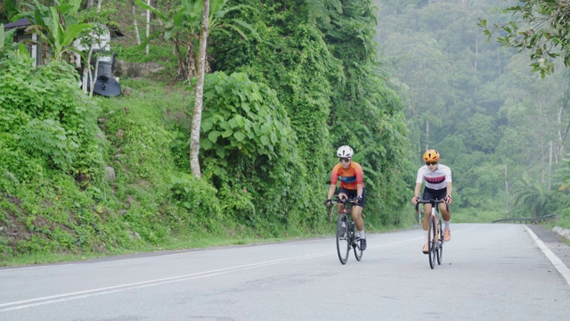 在乌鲁兰加农村地区的自行车骑公路旅行与2名女运动员骑手在早上视频素材