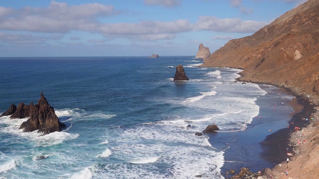 大浪冲击着特内里费岛海岸美丽的山景，加那利群岛的贝尼霍海滩。视频素材