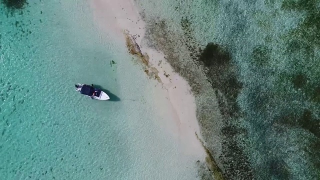 鸟瞰图上的海滩岛与船和浅绿色的水在加勒比海-视频素材