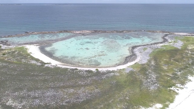 美丽的海滩景色落基的海岸线加勒比海的热带岛屿视频素材