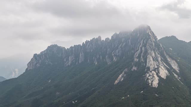 韩国江原道，雪罗山/束草溪的云在云山巴维岩上移动视频素材