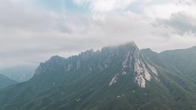 韩国江原道，雪罗山/束草溪的云在云山巴维岩上移动视频素材