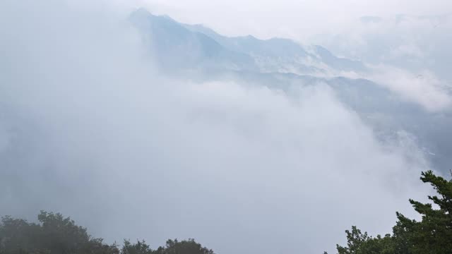 韩国江原道，Bongnaesan山/ yeongwal -gun上的云海视频素材