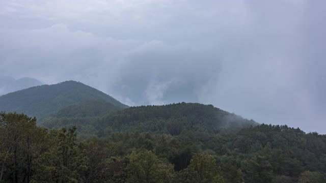 韩国江原道Bongnaesan山/ yeongwal -gun上的云的运动视频素材