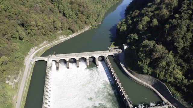 水力发电站河流鸟瞰图视频素材