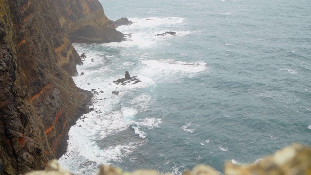 在葡萄牙马德拉，4K海浪翻滚到岩石海岸的航拍画面。旅游理念，自然理念。视频素材