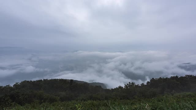 韩国江原道，Bongnaesan山/ yeongwal -gun上的云海视频素材